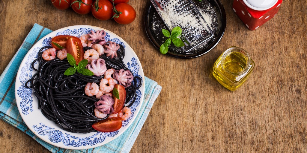 Zwarte spaghetti met zeevruchten en tomaten