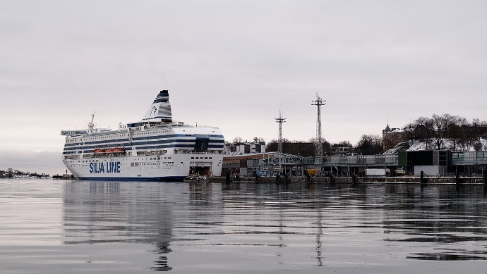 Cruise schip in de haven van Helsinki
