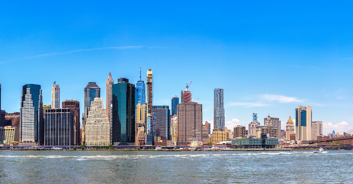 New York skyline met blauwe lucht