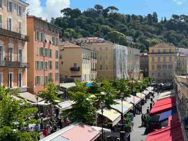 Plein in Nice achter de boulevard