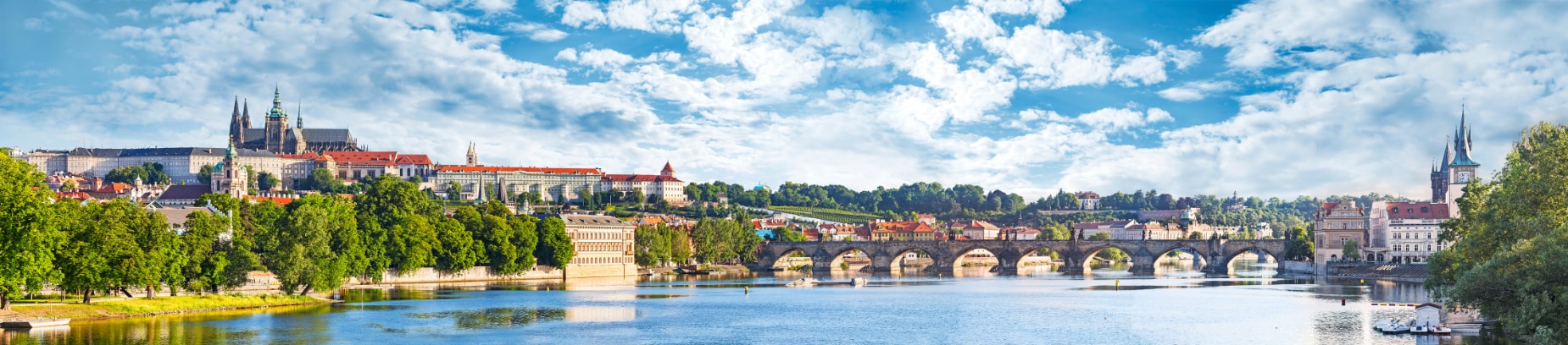 Praag met brug en blauwe lucht