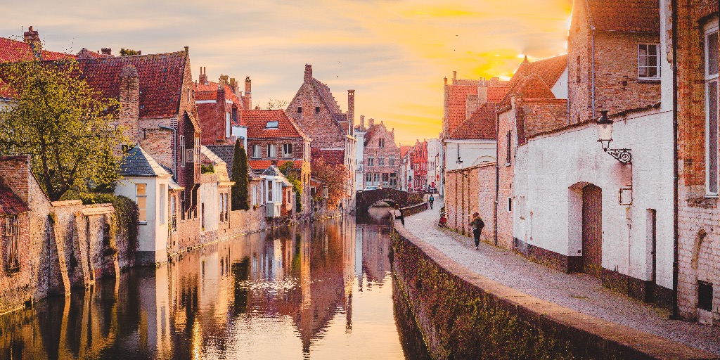 het historische centrum van Brugge bij zonsopgang