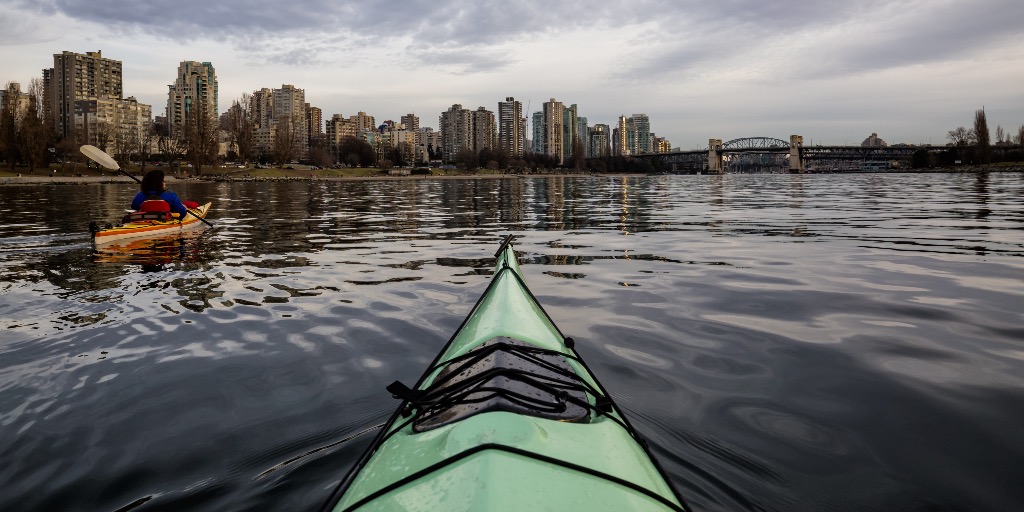 Kajakken rond Kitsilano met Vancouver Downtown Skyline