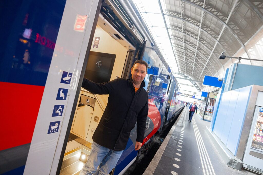 Hildebrand  in Deuropening Trein op een Station