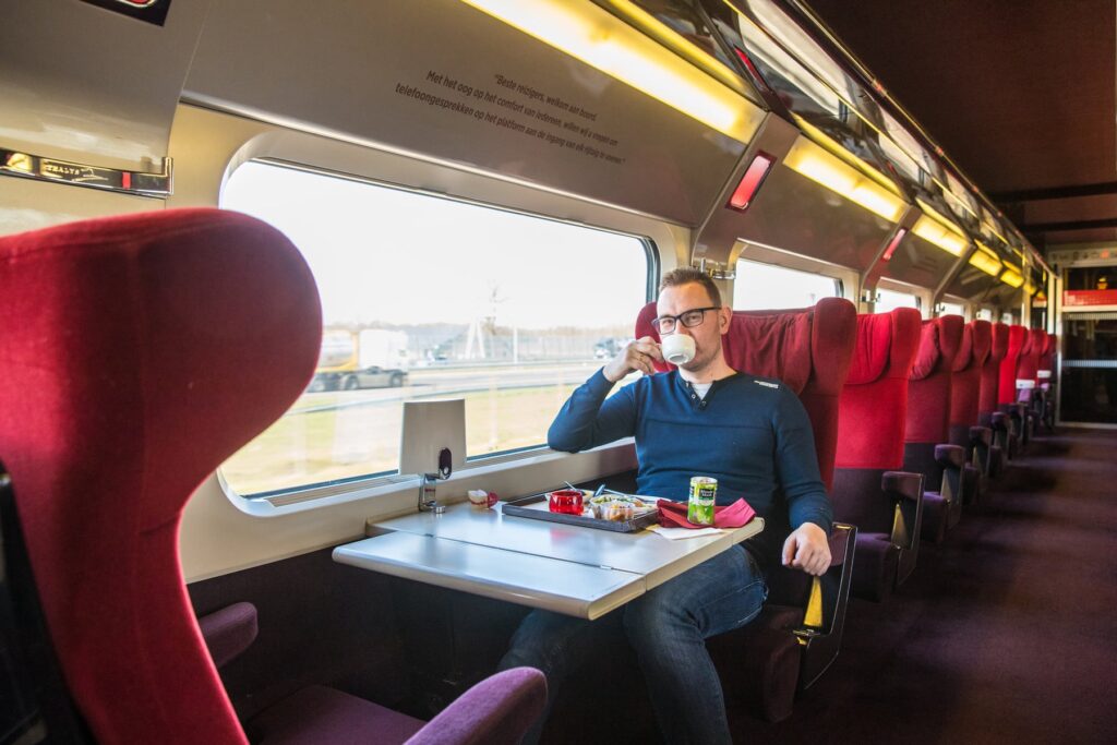 Hildebrand met maaltijd in trein