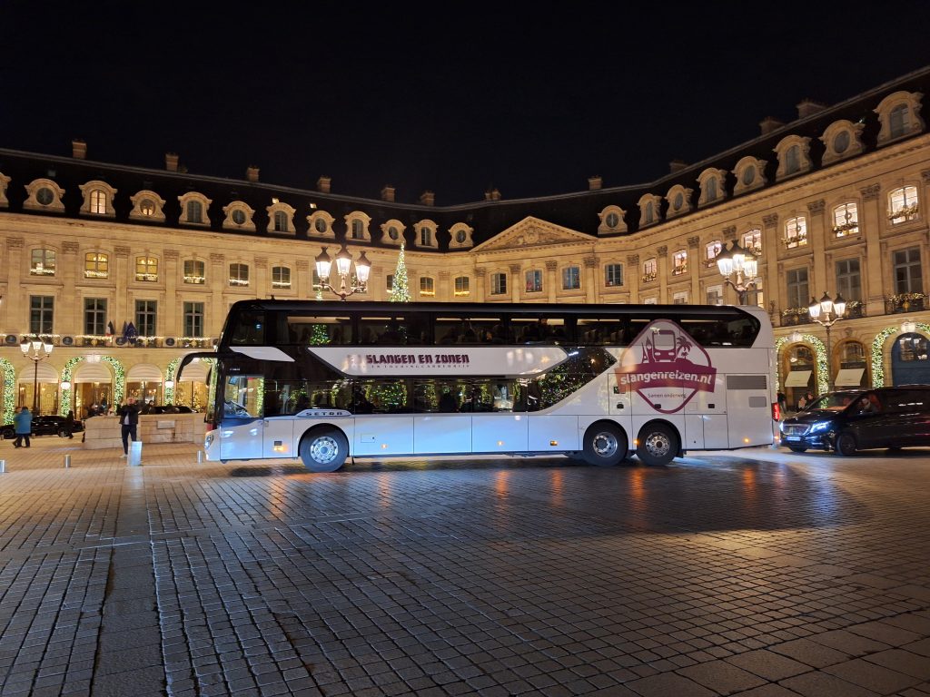 Slangen Reizen Touringcar in Parijs met Kerst